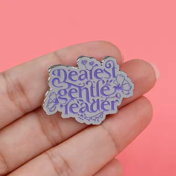 "Dearest Gentle Reader" Enamel Pin - Bridgerton Inspired Design - Picture 2 of 2
